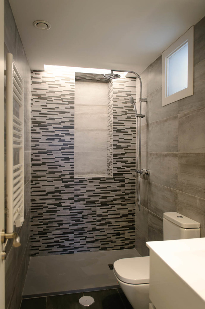Photo of a mid-sized contemporary 3/4 bathroom in Other with flat-panel cabinets, white cabinets, an open shower, a two-piece toilet, grey walls, ceramic floors and an integrated sink.
