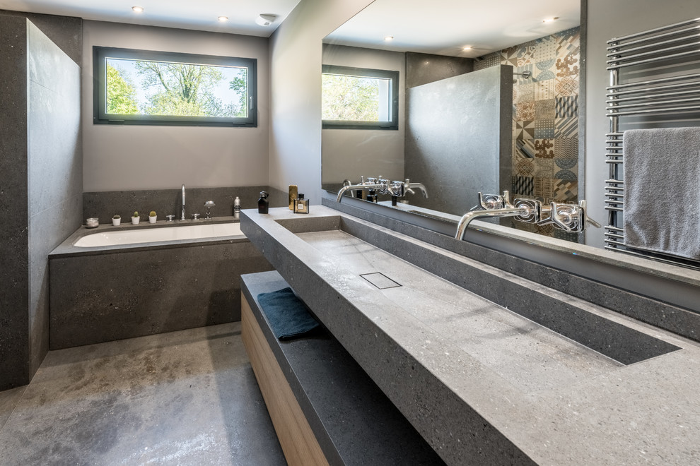 Idée de décoration pour salle d'eau in bois clair With une douche à l'italienne, un plan de toilette gris, un sol en calcaire, un plan de toilette en calcaire, un sol gris, un placard à porte affleurante, une baignoire encastrée, un mur bleu, un lavabo intégré and aucune cabine.
