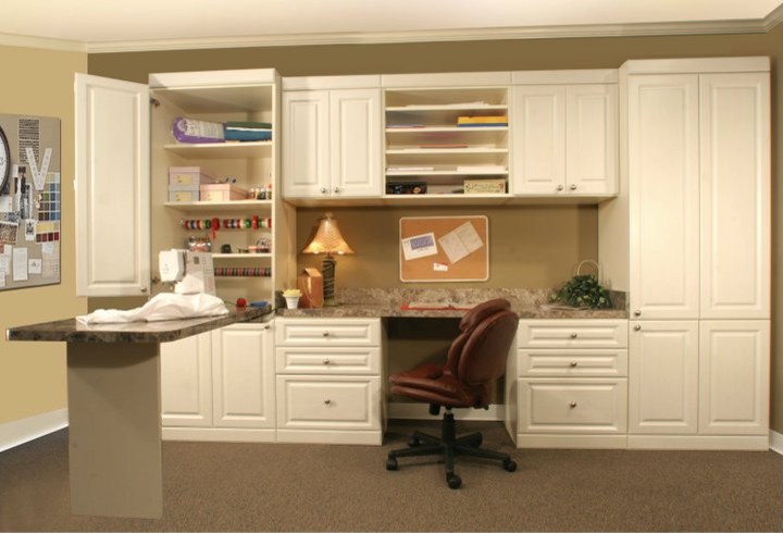 This is an example of a traditional home office in Nashville.