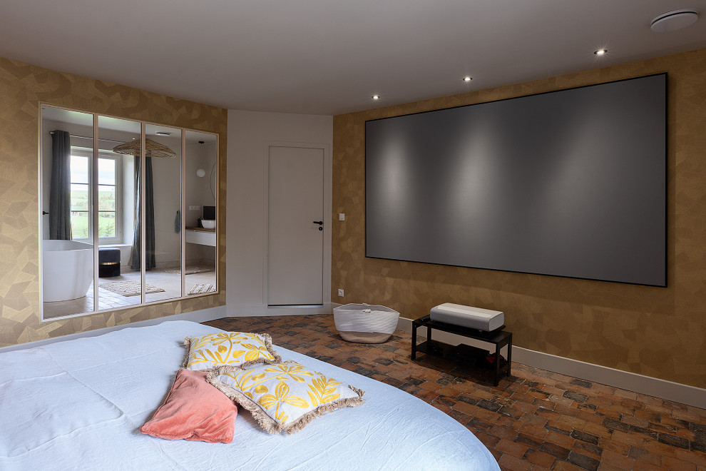 Cette image montre une grande chambre parentale design avec un mur beige, tomettes au sol, un sol marron, du papier peint et verrière.