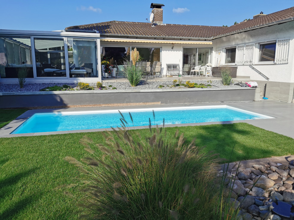 Mittelgroßer, Gefliester Moderner Pool neben dem Haus in rechteckiger Form in Frankfurt am Main