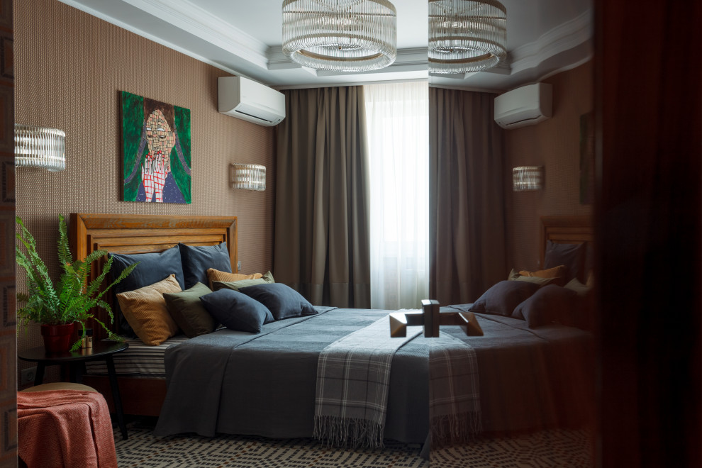 Imagen de dormitorio principal de tamaño medio con paredes marrones, suelo marrón, bandeja y papel pintado