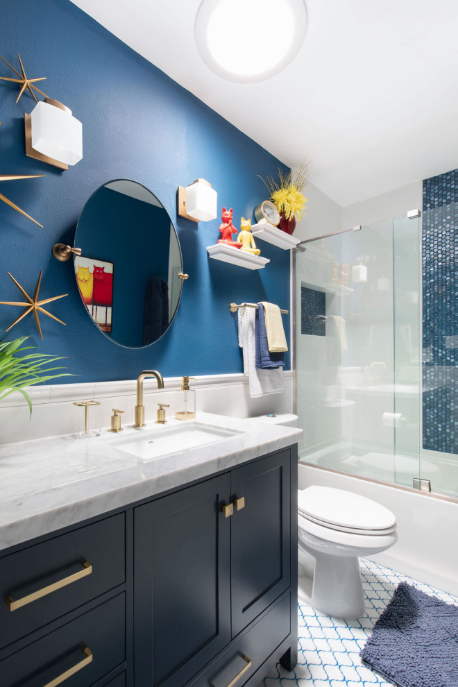 Cette photo montre une salle de bain bord de mer avec une baignoire en alcôve, un combiné douche/baignoire, un mur bleu, un lavabo encastré, un sol blanc et meuble-lavabo sur pied.