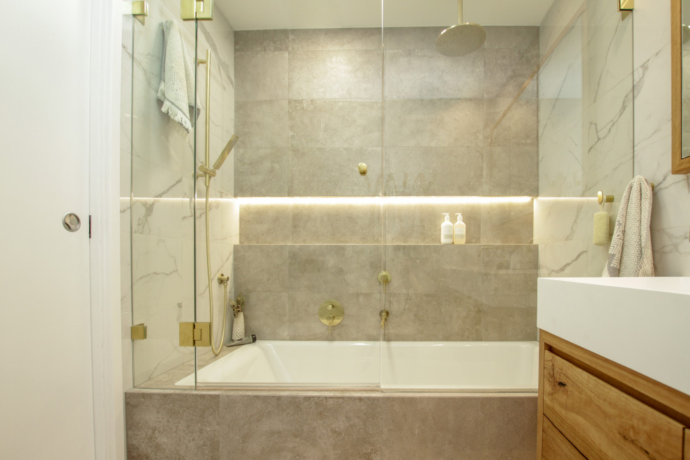 Idéer för att renovera ett mellanstort funkis vit vitt en-suite badrum, med skåp i mellenmörkt trä, ett platsbyggt badkar, en dusch/badkar-kombination, en toalettstol med hel cisternkåpa, ett integrerad handfat och dusch med gångjärnsdörr