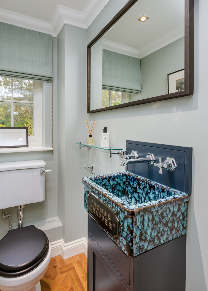 Immagine di un piccolo bagno di servizio classico con ante lisce, ante blu, WC a due pezzi, pareti blu, pavimento in vinile, lavabo rettangolare e mobile bagno freestanding