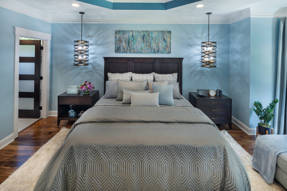 Großes Modernes Hauptschlafzimmer mit blauer Wandfarbe, braunem Holzboden, braunem Boden und eingelassener Decke in Atlanta