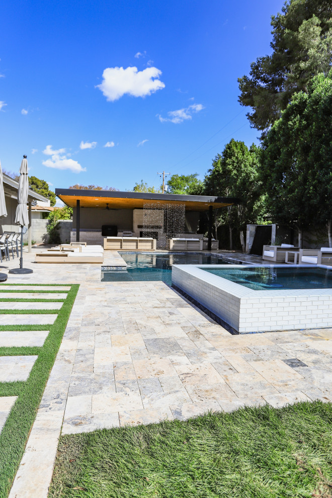 Diseño de piscina natural contemporánea pequeña rectangular en patio trasero con paisajismo de piscina y suelo de baldosas