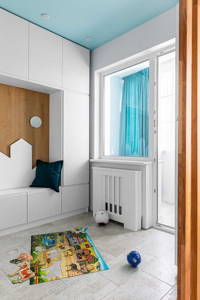 Modern inredning av ett mellanstort pojkrum kombinerat med sovrum och för 4-10-åringar, med flerfärgade väggar, korkgolv och beiget golv