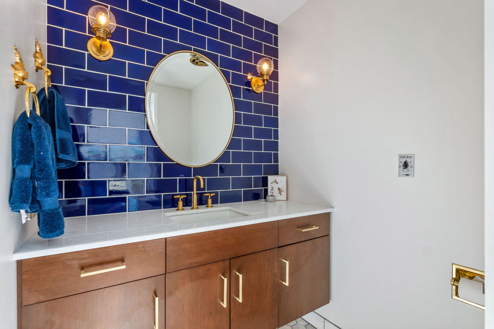 Esempio di una stanza da bagno con doccia eclettica di medie dimensioni con ante lisce, ante in legno bruno, piastrelle blu, piastrelle in gres porcellanato, lavabo sottopiano, top in marmo, un lavabo e mobile bagno incassato