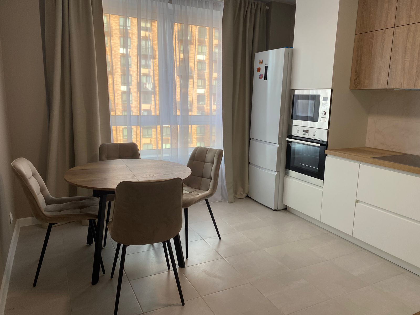 Светлая большая угловая кухня в белом и желтом цвете