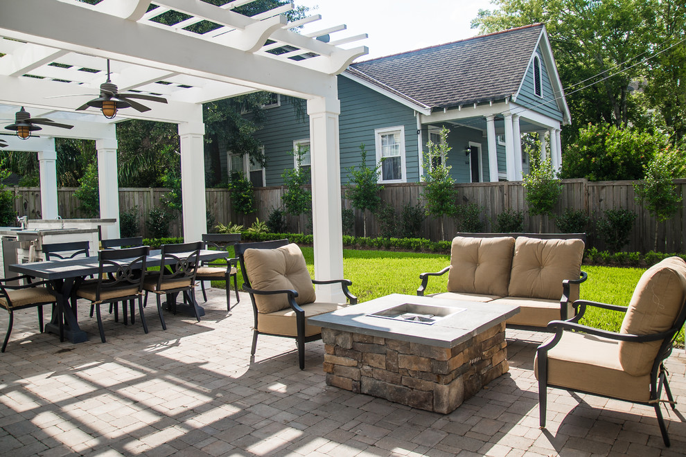 Exemple d'une terrasse chic.