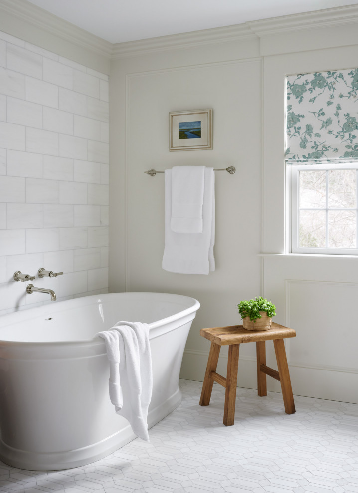 Свежая идея для дизайна: ванная комната в стиле неоклассика (современная классика) с отдельно стоящей ванной, белыми стенами, белым полом и панелями на части стены - отличное фото интерьера