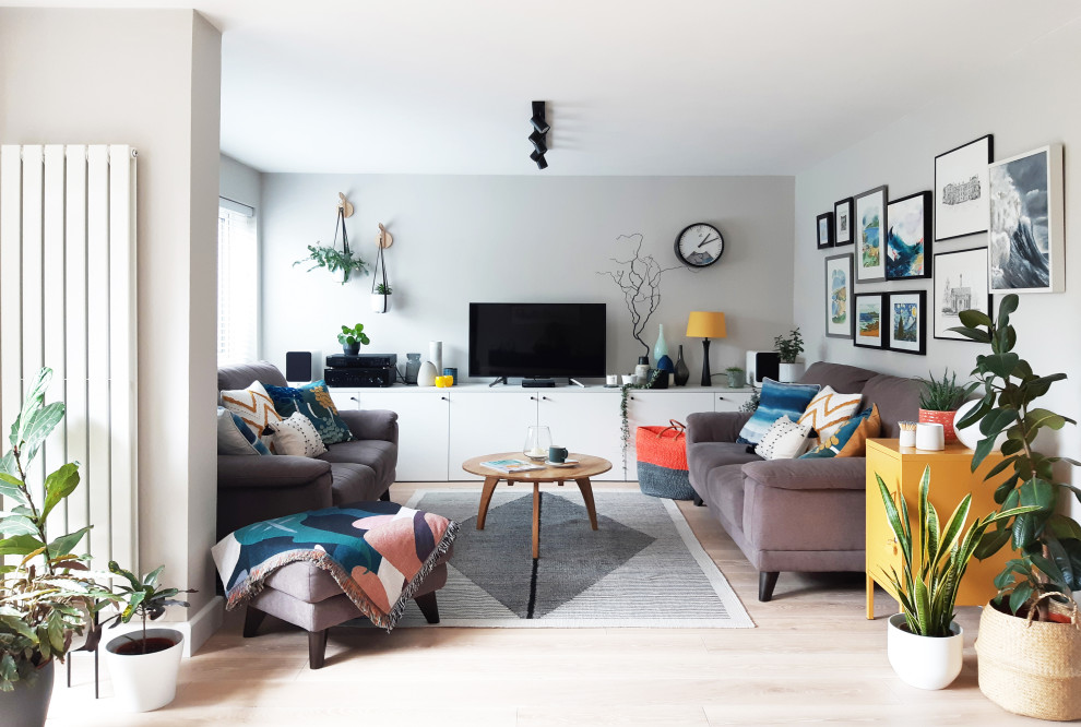 Ispirazione per un soggiorno nordico di medie dimensioni e aperto con pareti grigie, parquet chiaro e pavimento beige