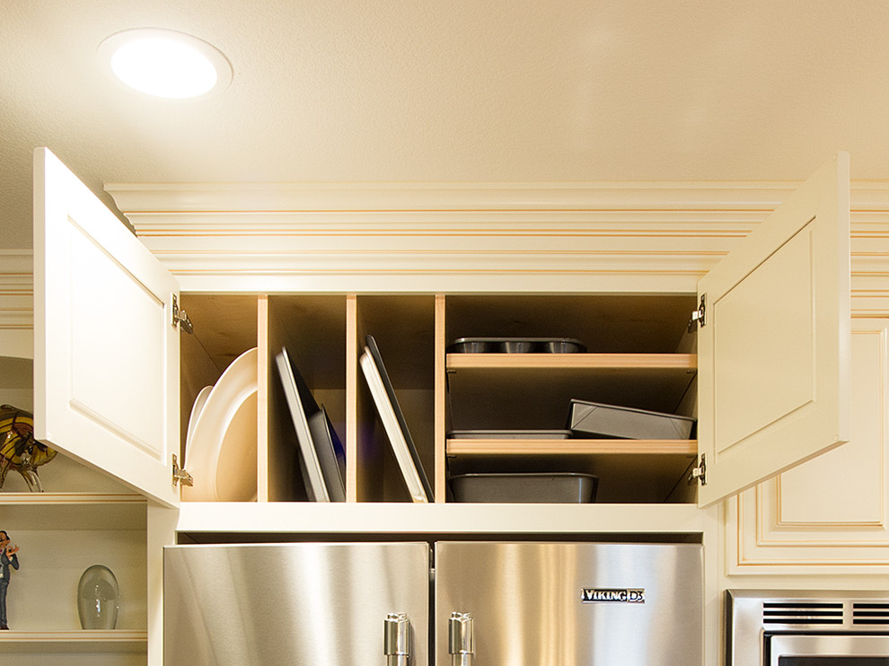 Example of a classic kitchen design in Austin