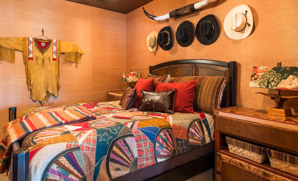 Пример оригинального дизайна: хозяйская спальня среднего размера в классическом стиле с оранжевыми стенами