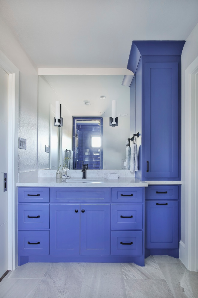 На фото: маленькая детская ванная комната в современном стиле с фасадами с утопленной филенкой, белыми фасадами, угловым душем, унитазом-моноблоком, белой плиткой, плиткой кабанчик, серыми стенами, полом из керамогранита, накладной раковиной, столешницей из искусственного кварца, серым полом, душем с распашными дверями, синей столешницей, сиденьем для душа, тумбой под одну раковину и напольной тумбой для на участке и в саду