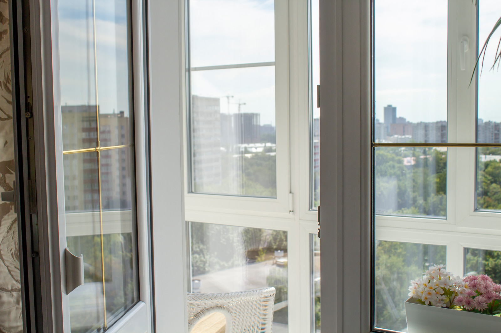 Панорамное остекление балкона и кухонное окно