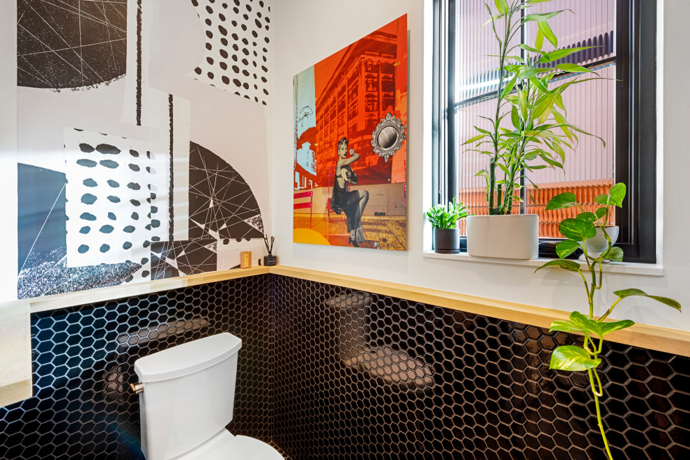 Immagine di una stanza da bagno moderna con ante beige, piastrelle nere, piastrelle in ceramica, pavimento con piastrelle a mosaico, lavabo sottopiano, top in quarzo composito, pavimento nero, top bianco, un lavabo, mobile bagno sospeso e carta da parati