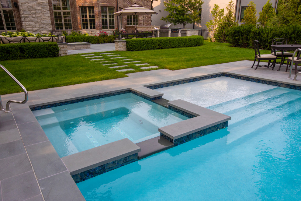 На фото: спортивный, прямоугольный бассейн среднего размера на заднем дворе в классическом стиле с перегородкой для приватности и покрытием из каменной брусчатки с