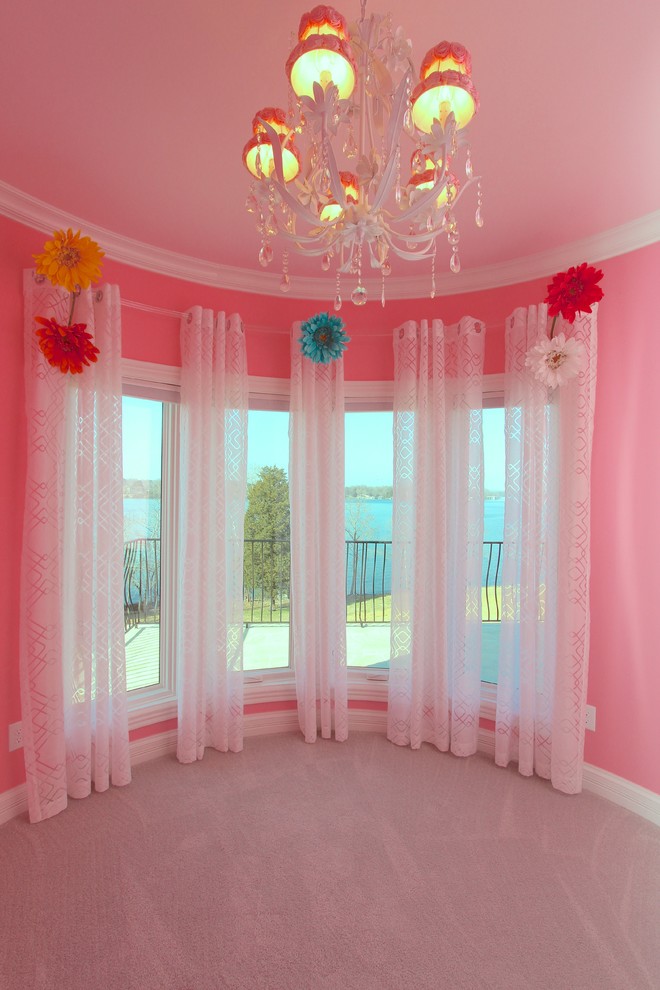 Cette image montre une très grande chambre d'enfant traditionnelle avec un mur rose, moquette et un sol beige.