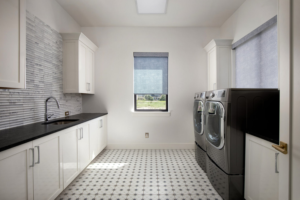 Example of a transitional home design design in Austin