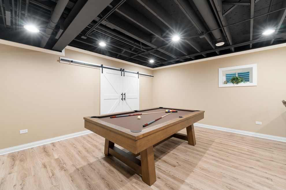 Пример оригинального дизайна: открытая комната для игр среднего размера в стиле рустика с бежевыми стенами, полом из винила, бежевым полом и кессонным потолком