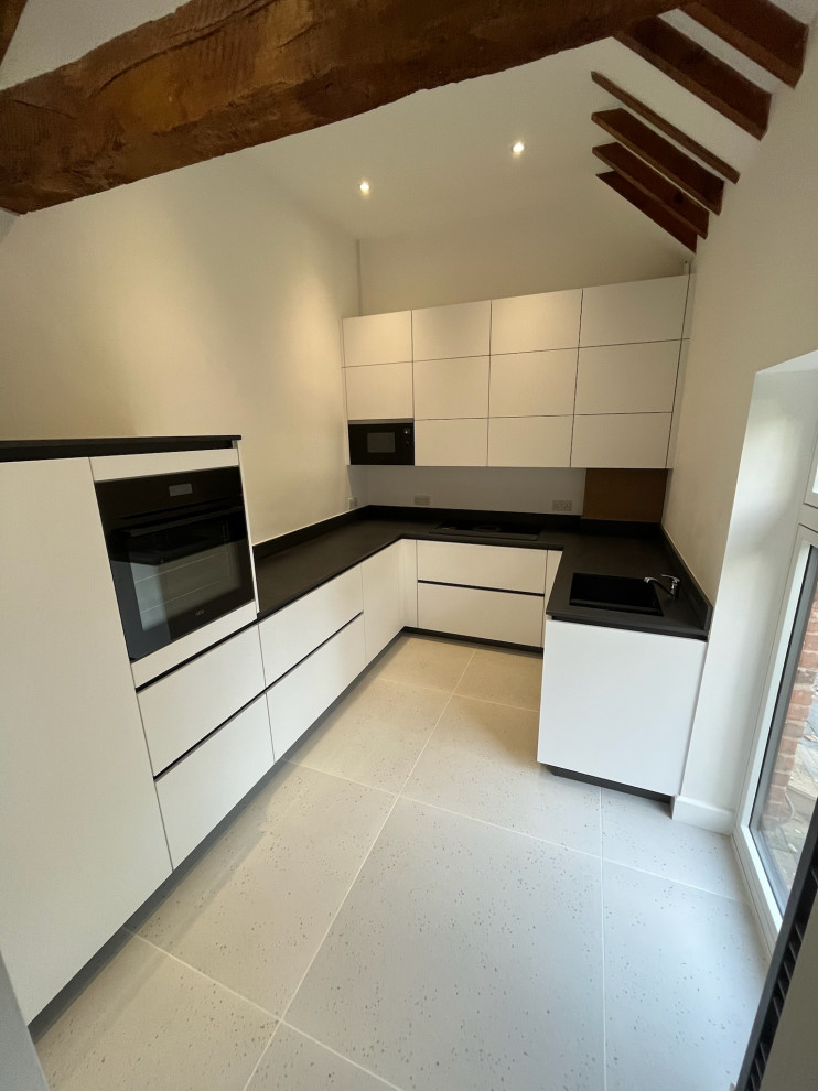 Easy Touch White Handleless