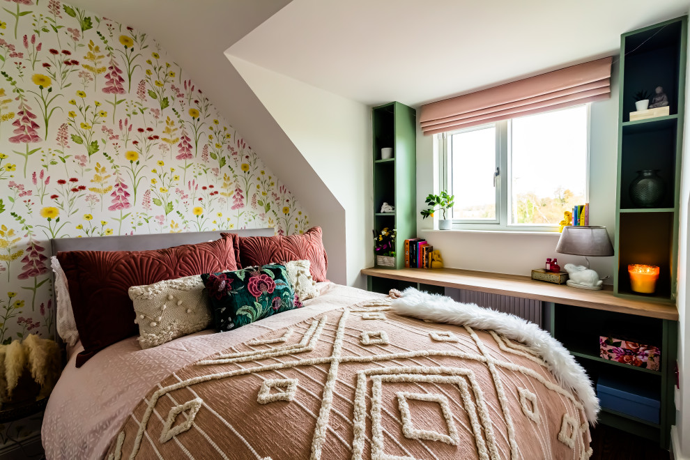 Idée de décoration pour une chambre d'enfant design de taille moyenne avec un mur multicolore et du papier peint.