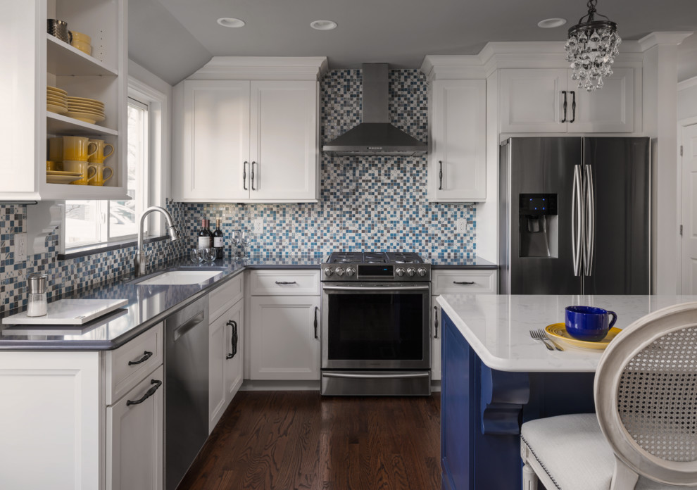 Kitchen - transitional kitchen idea in St Louis