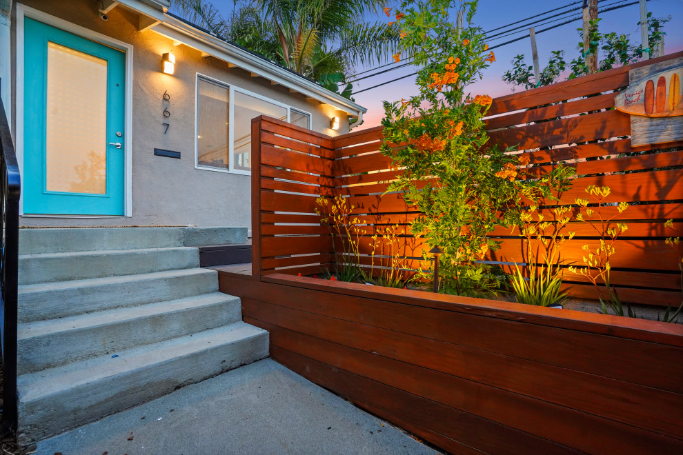 Immagine di una privacy sulla terrazza minimal di medie dimensioni, in cortile e a piano terra con nessuna copertura e parapetto in legno