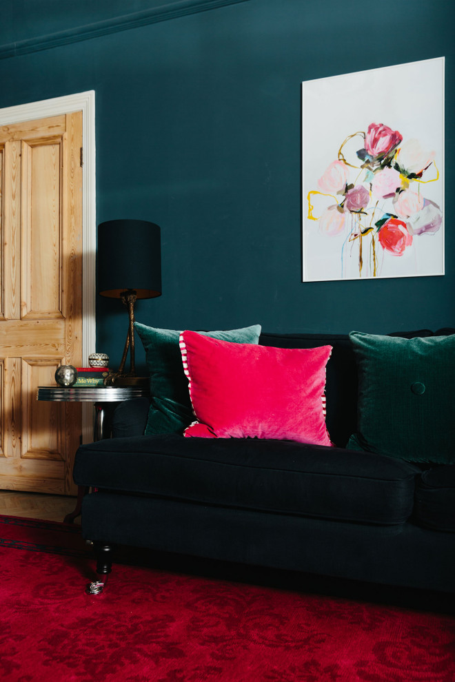Свежая идея для дизайна: гостиная комната среднего размера в стиле фьюжн с синими стенами, ковровым покрытием, телевизором на стене и красным полом - отличное фото интерьера