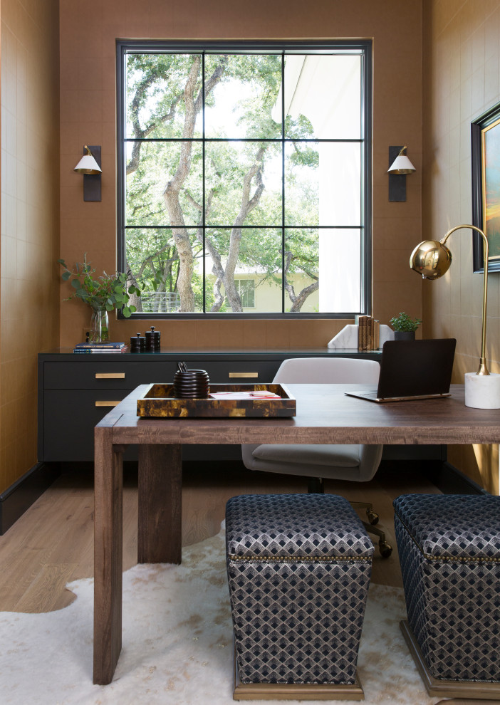 Идея дизайна: кабинет в стиле неоклассика (современная классика) с желтыми стенами, паркетным полом среднего тона, отдельно стоящим рабочим столом и коричневым полом без камина