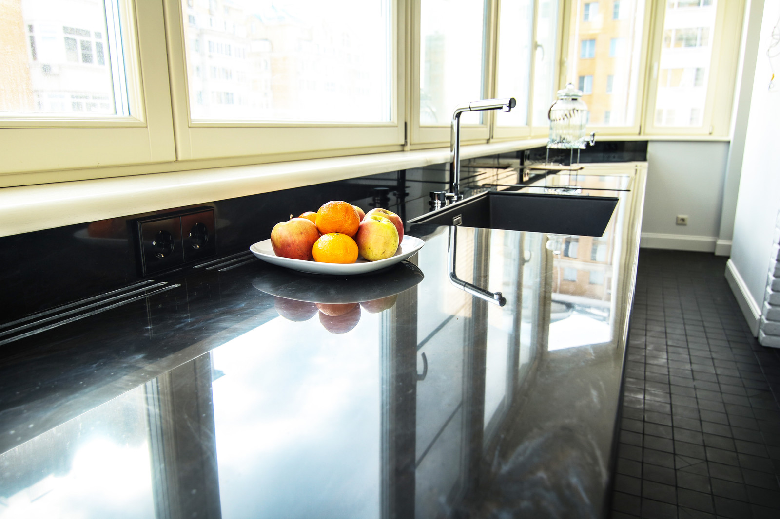 Нестандартная кухня в современном стиле из темного дуба