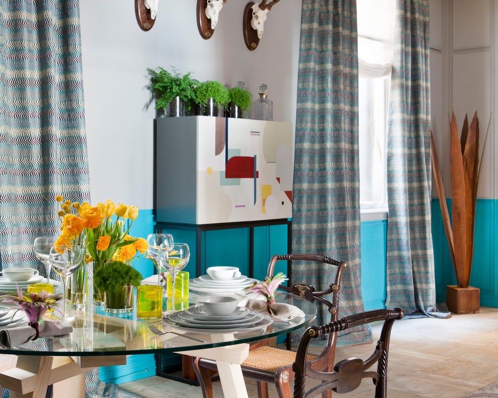 Ejemplo de comedor contemporáneo pequeño cerrado con paredes azules, suelo de madera clara y suelo beige