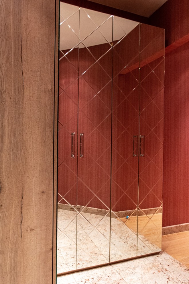 Распашной зеркальный шкаф raumplus