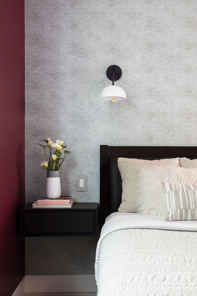 Inspiration pour une petite chambre parentale minimaliste avec un mur rouge, parquet clair, aucune cheminée, un sol beige, un plafond décaissé et du papier peint.