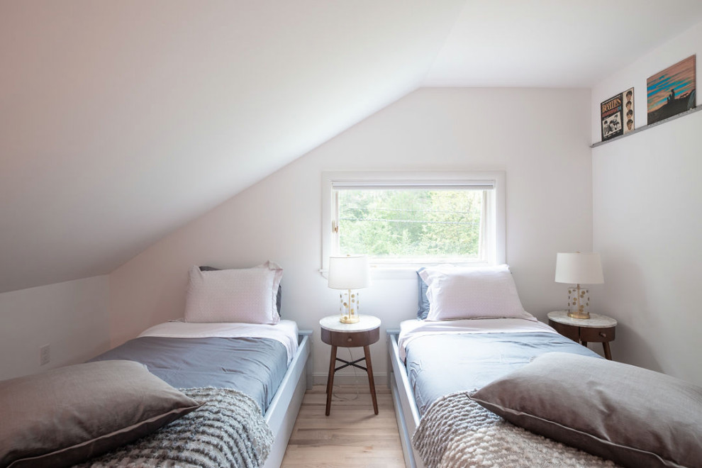 Foto de habitación de invitados abovedada urbana pequeña con paredes blancas y suelo de madera clara