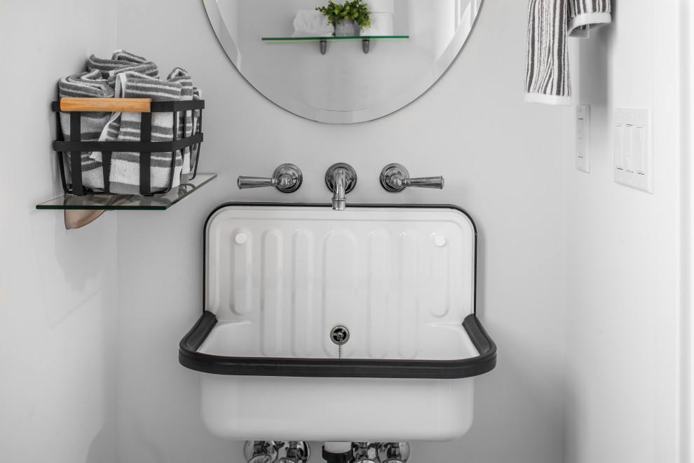 Idéer för mellanstora lantliga linjära tvättstugor, med en allbänk, öppna hyllor, vita väggar, klinkergolv i keramik, tvättmaskin och torktumlare byggt in i ett skåp och vitt golv