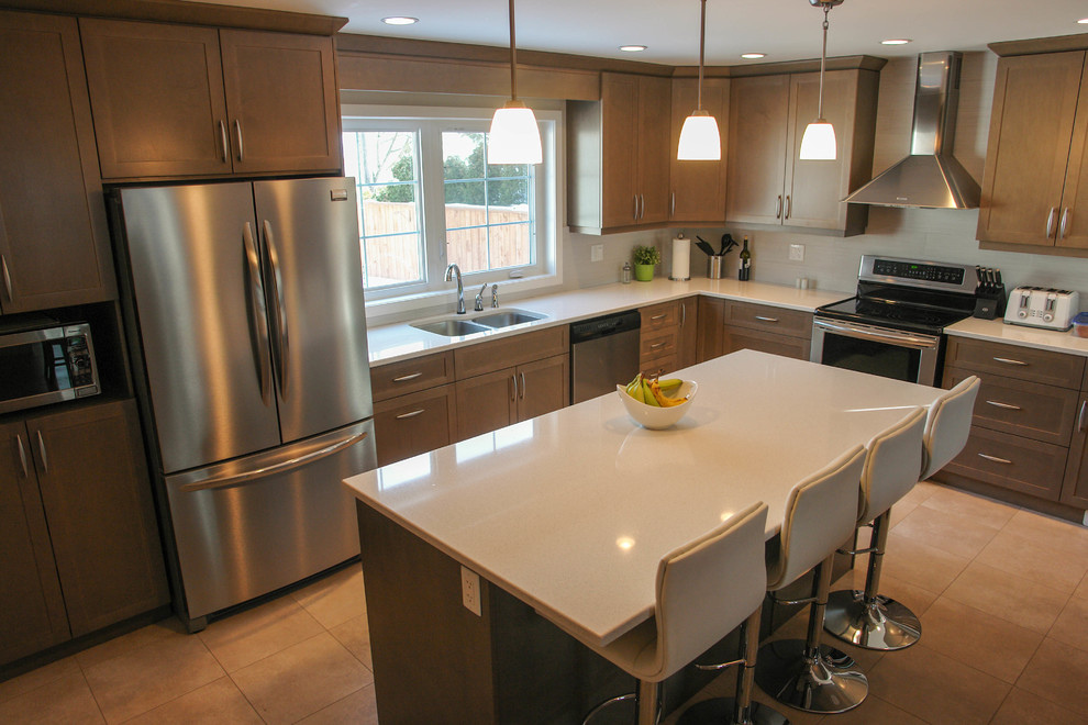 Eat-in kitchen - mid-sized transitional l-shaped ceramic tile and beige floor eat-in kitchen idea with an undermount sink, shaker cabinets, medium tone wood cabinets, quartzite countertops, beige backsplash, porcelain backsplash, stainless steel appliances and an island