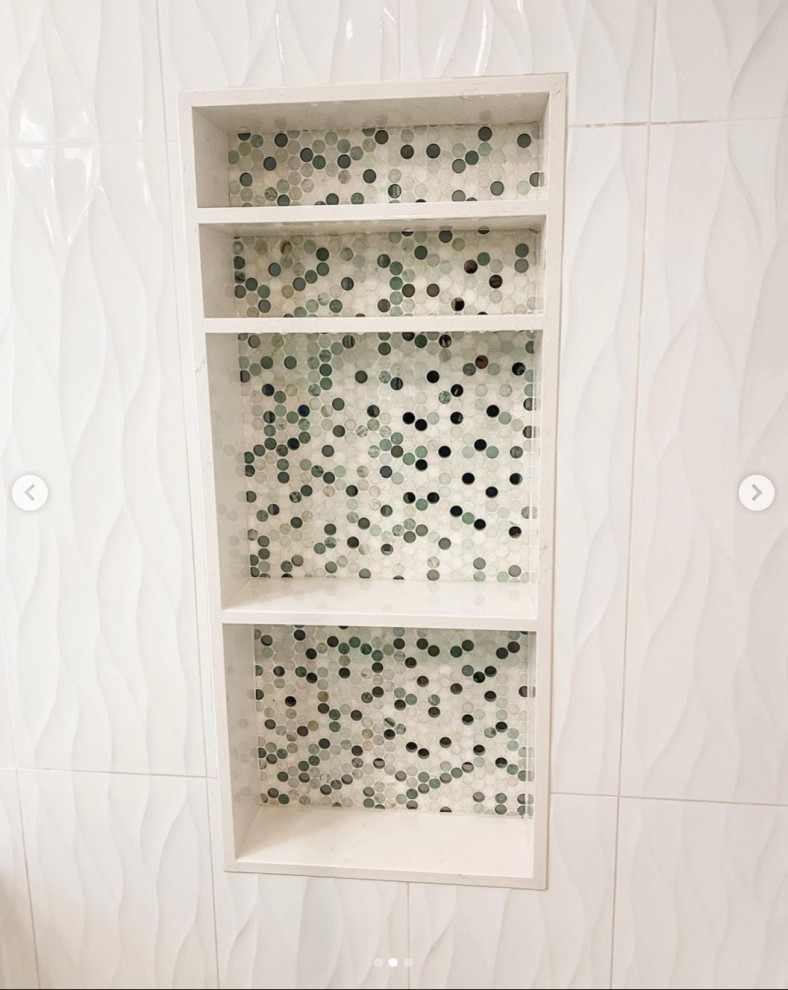 Idées déco pour une salle de bain principale moderne de taille moyenne avec une douche d'angle, un carrelage blanc, un carrelage en pâte de verre et une cabine de douche à porte battante.