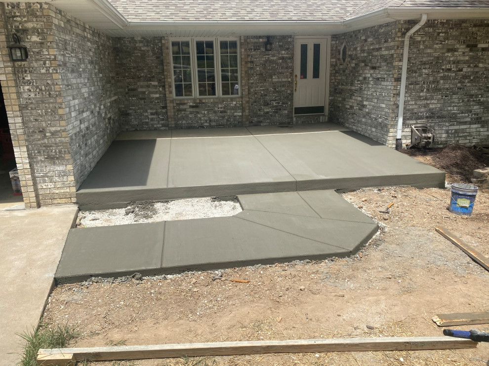 Mid-sized front yard concrete patio photo