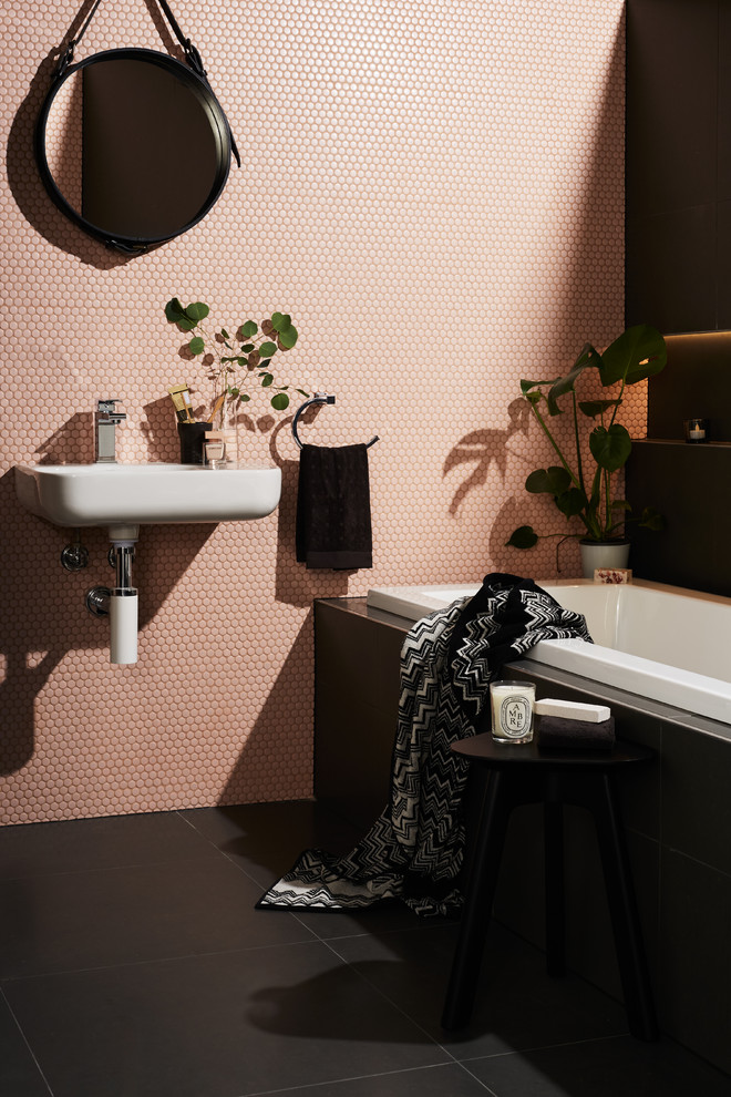 Photo of a contemporary bathroom in Sydney.