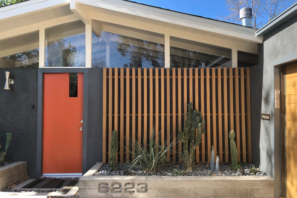 Idee per un giardino minimalista esposto a mezz'ombra di medie dimensioni e davanti casa in inverno con un ingresso o sentiero, pavimentazioni in cemento e recinzione in metallo