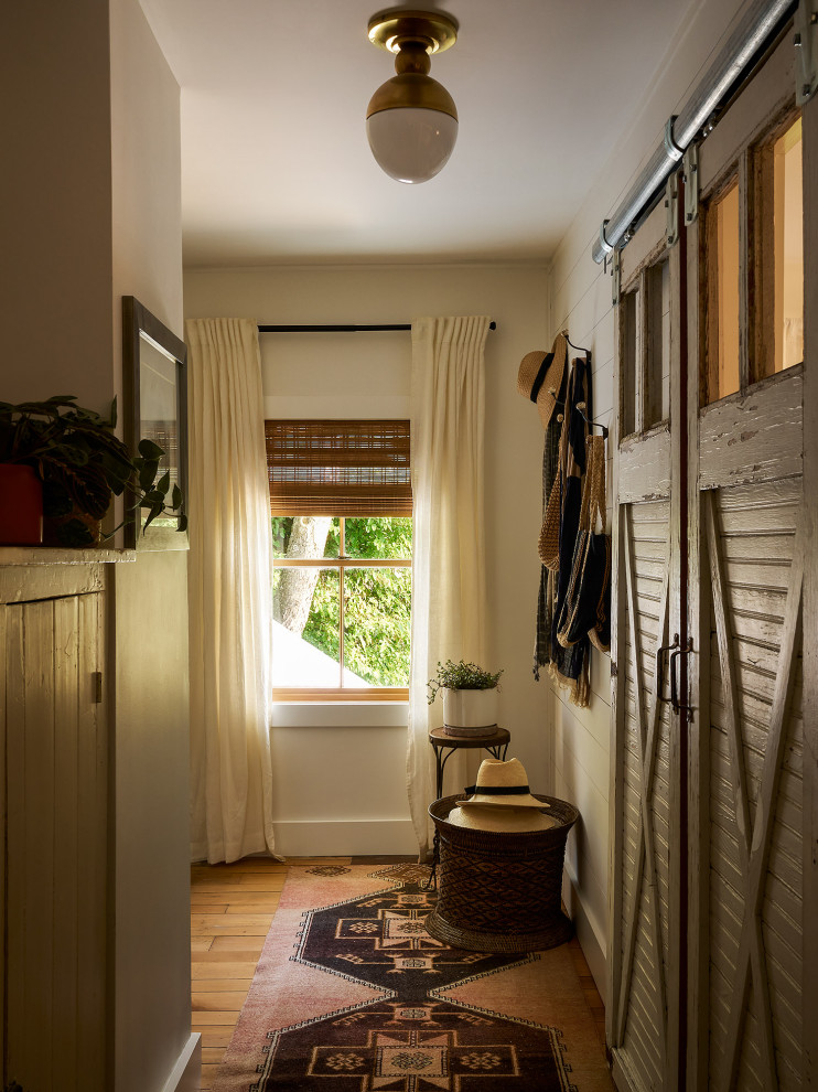 Example of a cottage home design design in Chicago