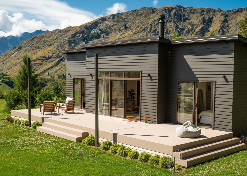Идея дизайна: маленький, одноэтажный, коричневый мини дом в стиле лофт с металлической крышей и коричневой крышей для на участке и в саду