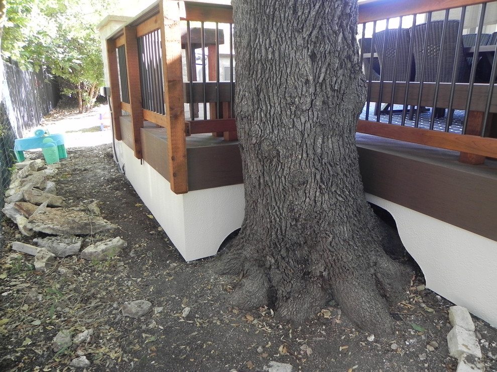 Photo of a transitional deck in Austin.