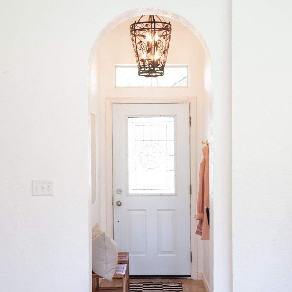Cette image montre une petite porte d'entrée marine avec un mur blanc, un sol en carrelage de céramique, une porte simple, une porte blanche et un sol beige.