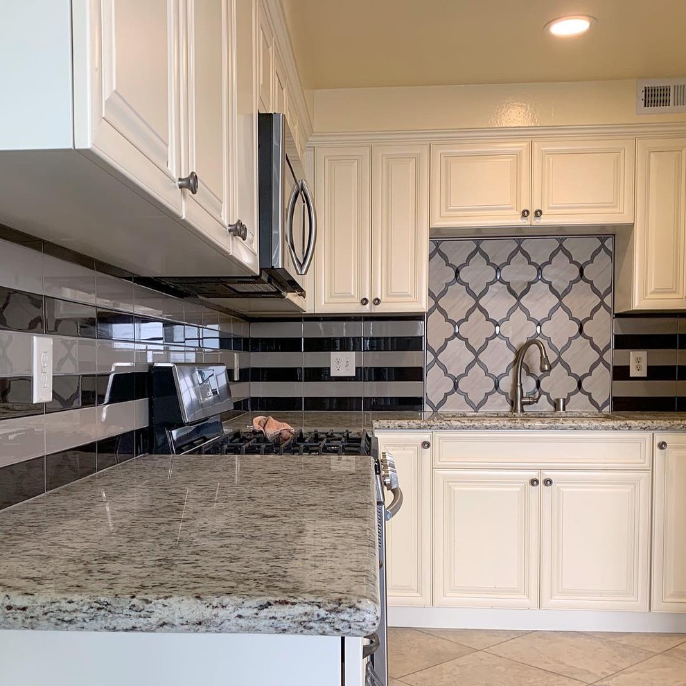 Kitchen - kitchen idea in Orange County