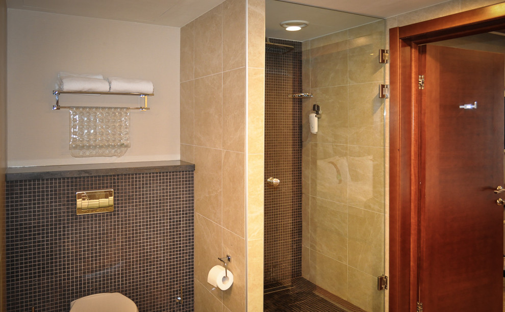 Пример оригинального дизайна: главная ванная комната среднего размера в современном стиле с бежевыми фасадами, душем в нише, белой плиткой, керамической плиткой, бежевыми стенами, полом из мозаичной плитки и инсталляцией