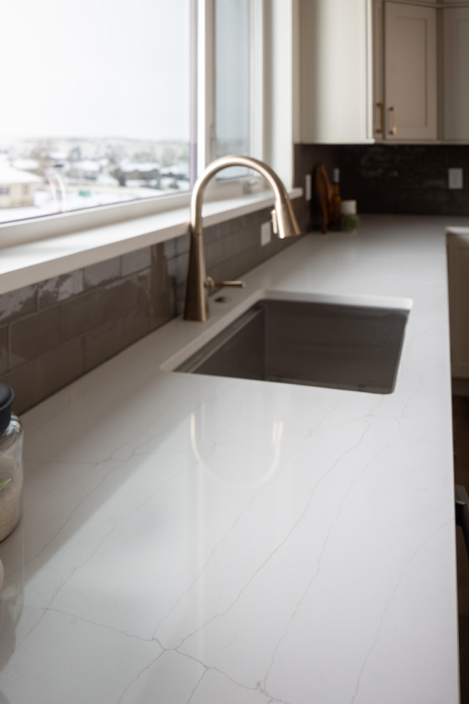 Kitchen - transitional kitchen idea